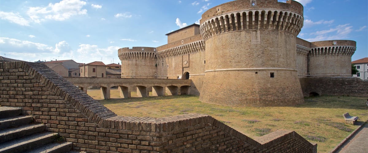 Rocca Roveresca di Senigallia mettant en vedette patrimoine architectural et château