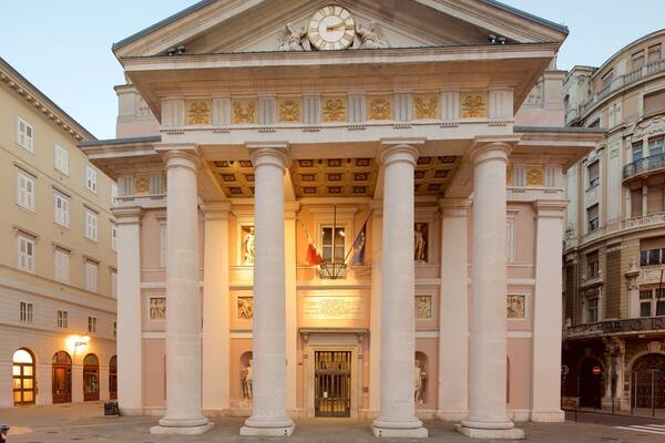 Trieste ofreciendo una puesta de sol y patrimonio de arquitectura