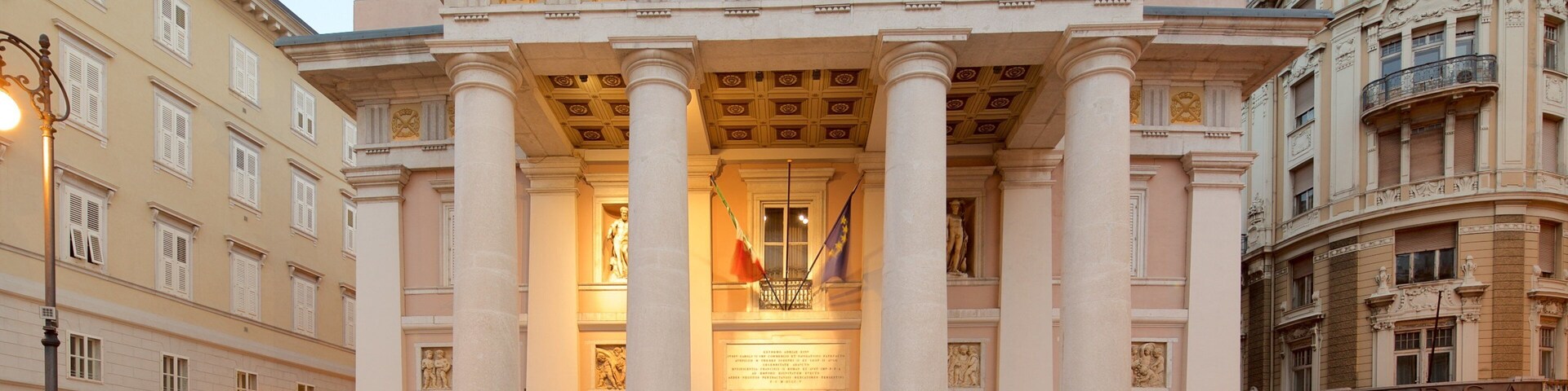 Trieste que inclui arquitetura de patrimônio e um pôr do sol