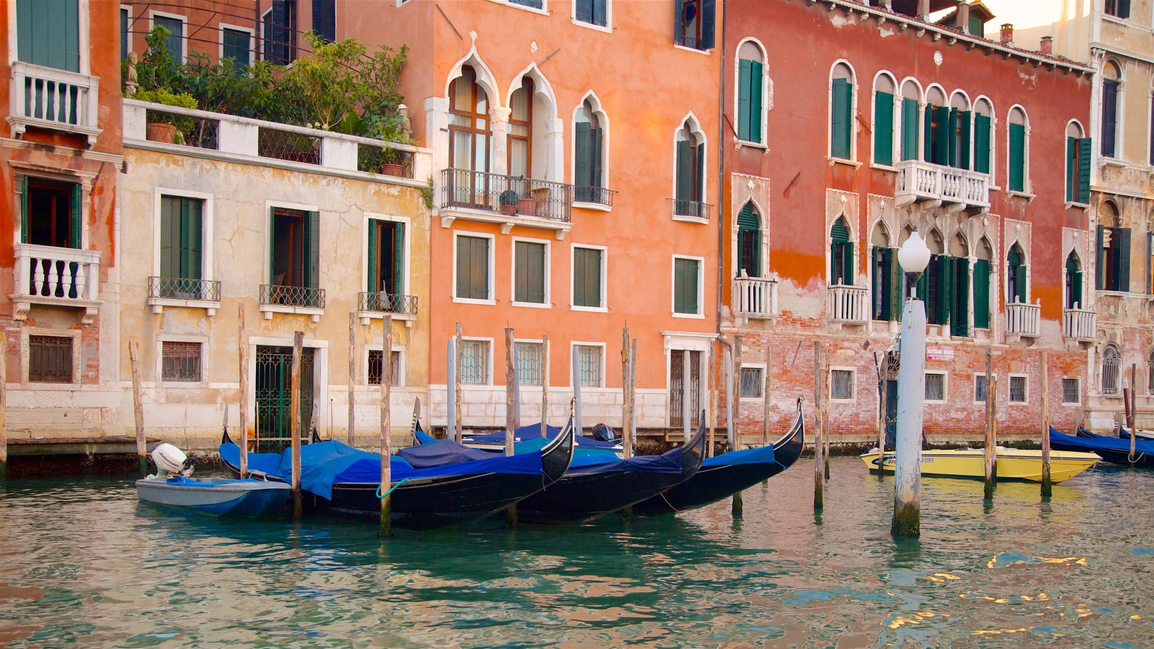 Grand Canal which includes a city and heritage architecture