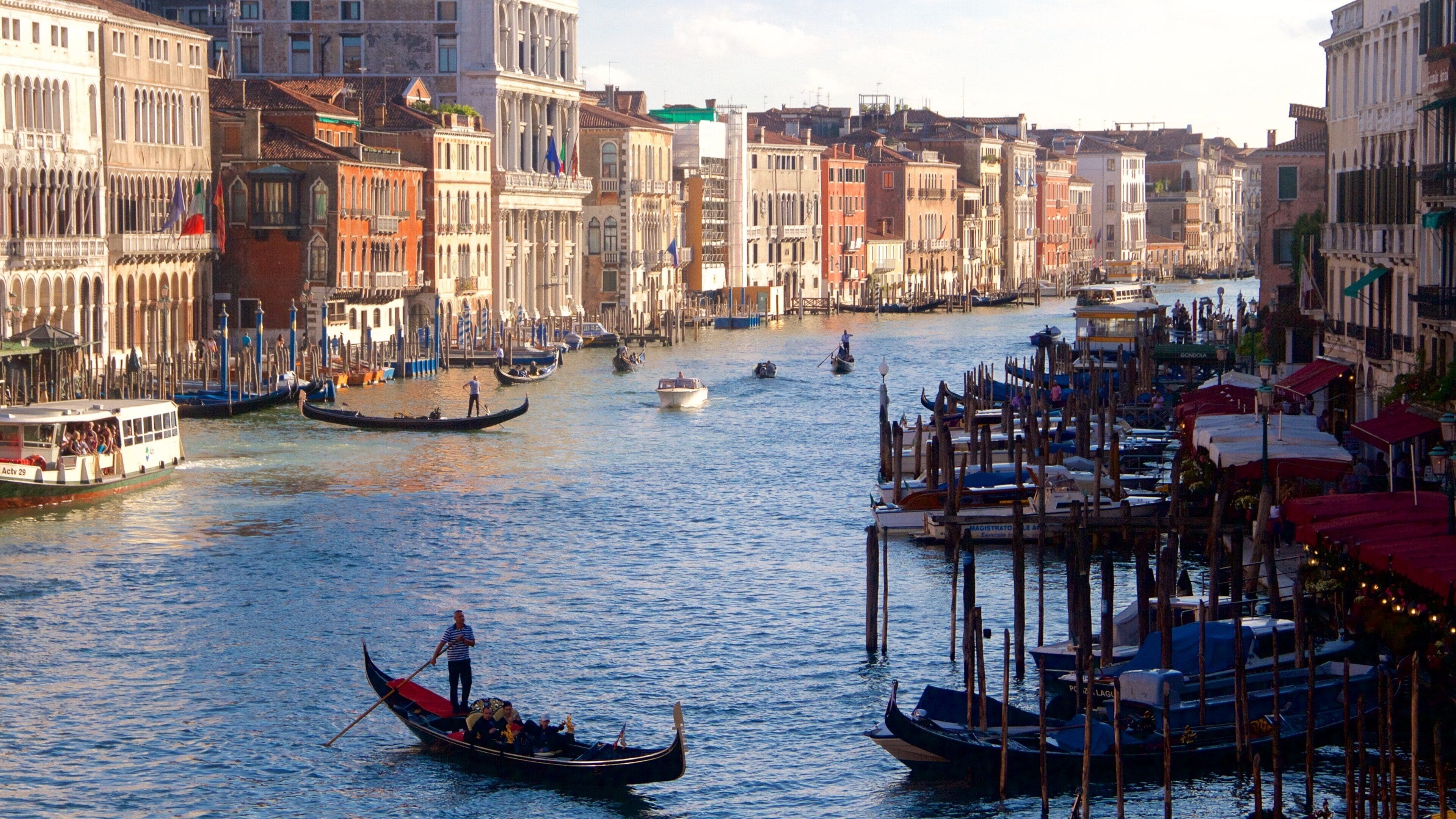 그란드 카날 이 포함 수상 스포츠 과 문화유산 건축