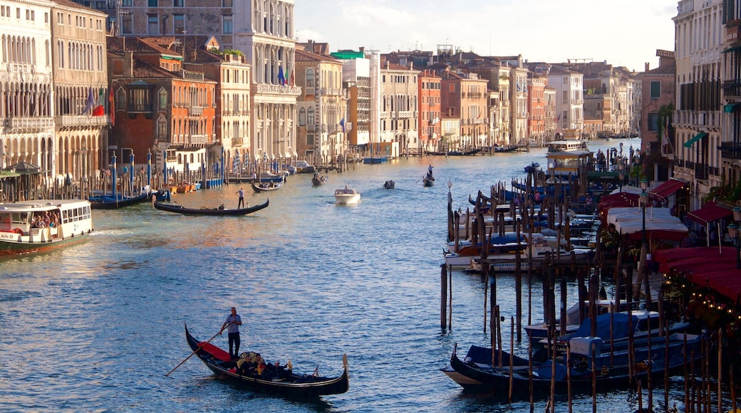 Grand Canal qui includes patrimoine architectural et sports aquatiques