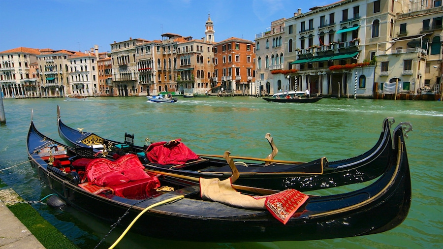 Grand Canal showing heritage architecture, boating and a river or creek