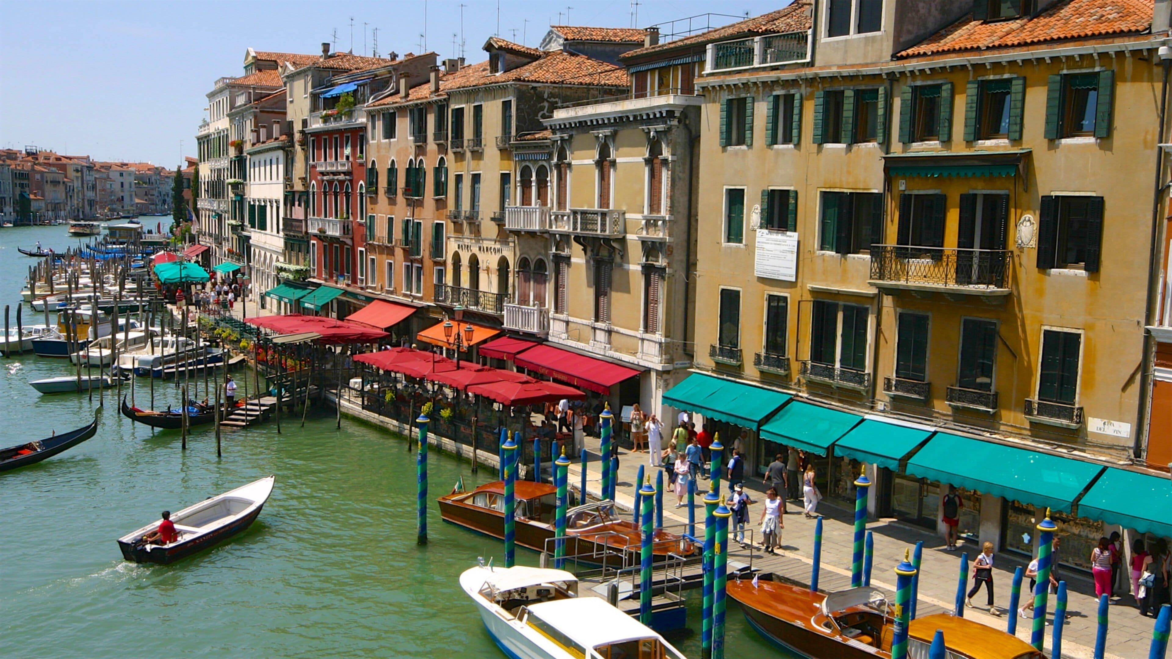 Grand Canal showing boating and street scenes