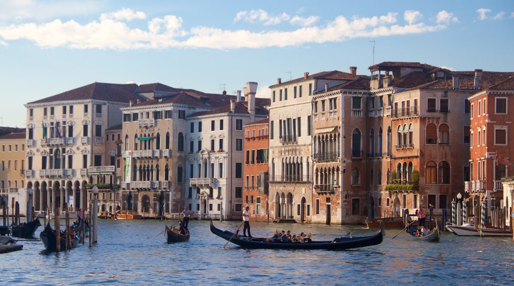 大運河 呈现出 水上運動, 皮划艇或獨木舟 和 歷史建築