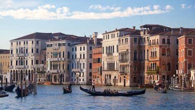 Canal Grande che include lago o sorgente d\'acqua, architettura d\'epoca e kayak o canoa