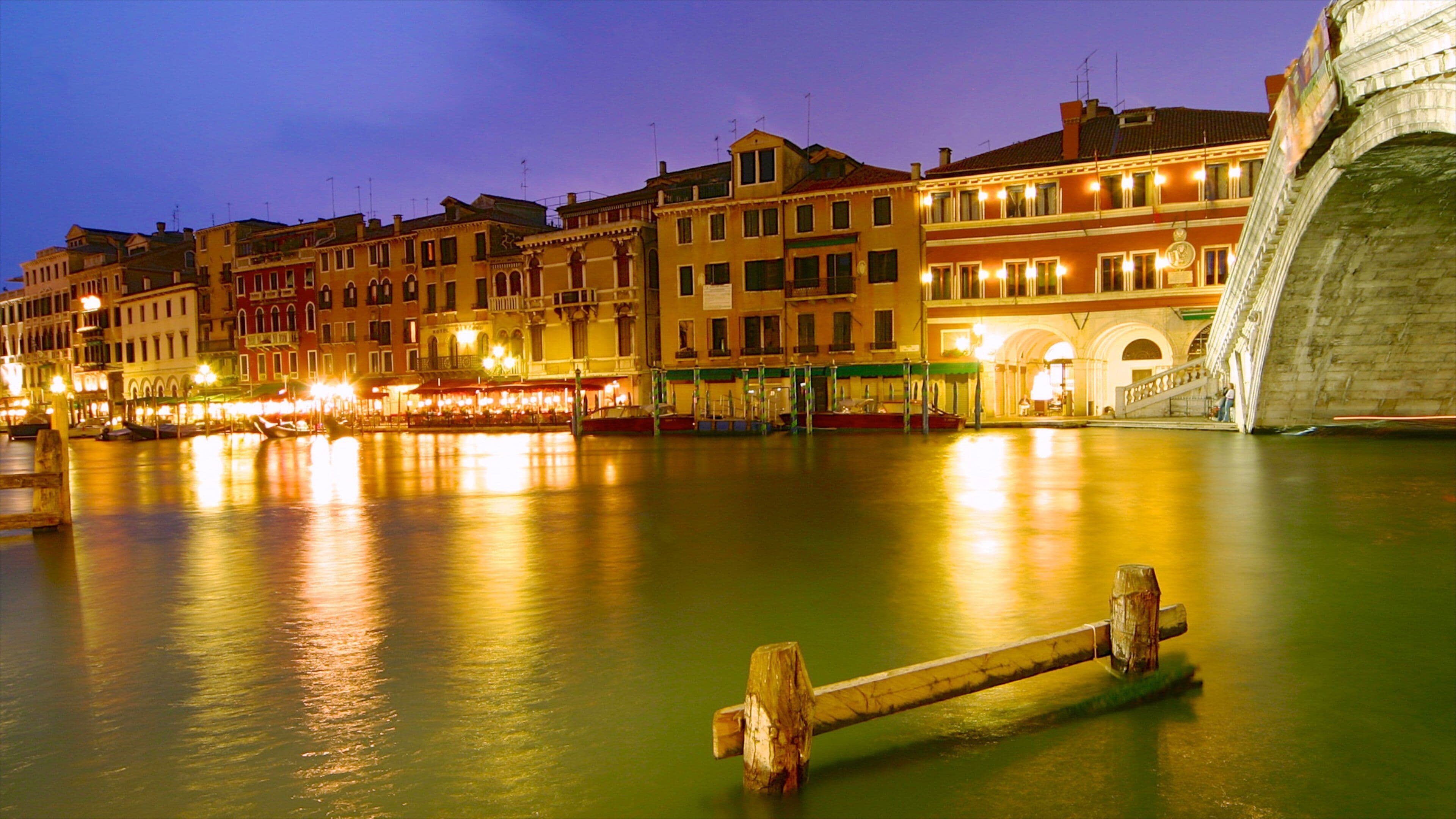 Gran Canal que incluye un río o arroyo, una ciudad y arquitectura patrimonial