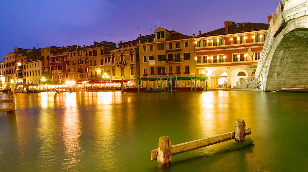 Gran Canal que incluye un río o arroyo, una ciudad y arquitectura patrimonial