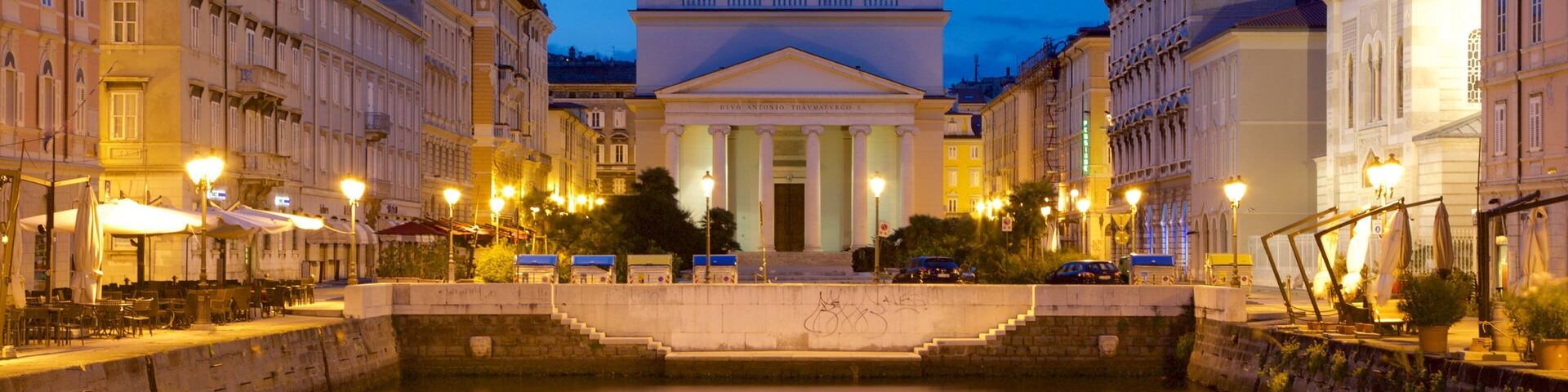 Trieste Provinz das einen Teich, bei Nacht und historische Architektur