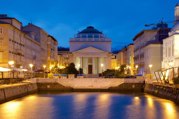 Trieste ofreciendo un estanque, patrimonio de arquitectura y escenas nocturnas