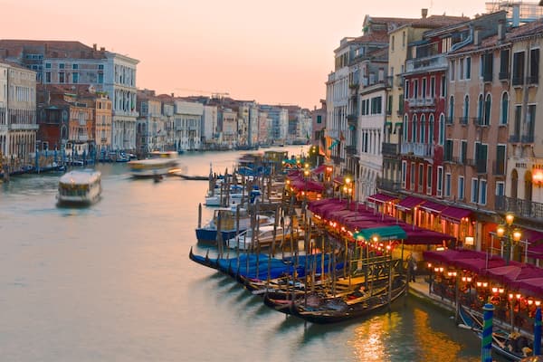 Grand Canal montrant ferry, marina et ville