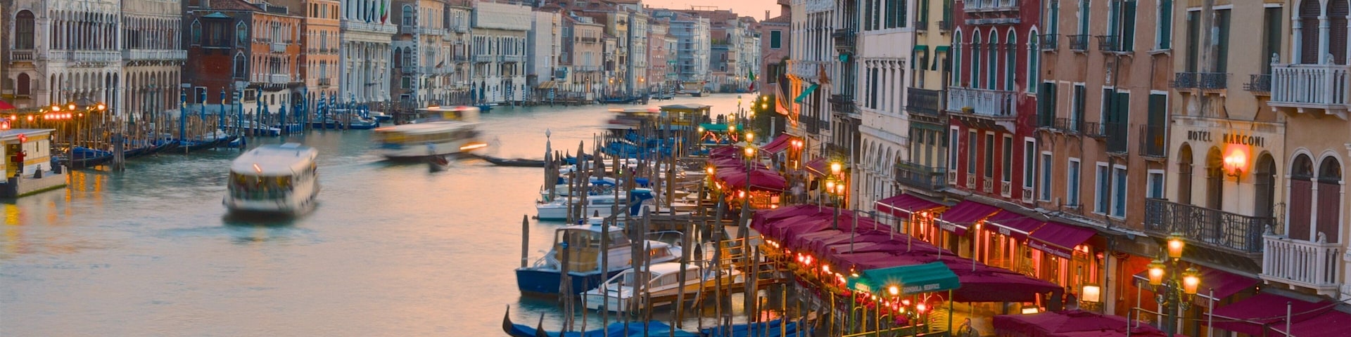Gran Canal ofreciendo un río o arroyo, un ferry y paseos en lancha