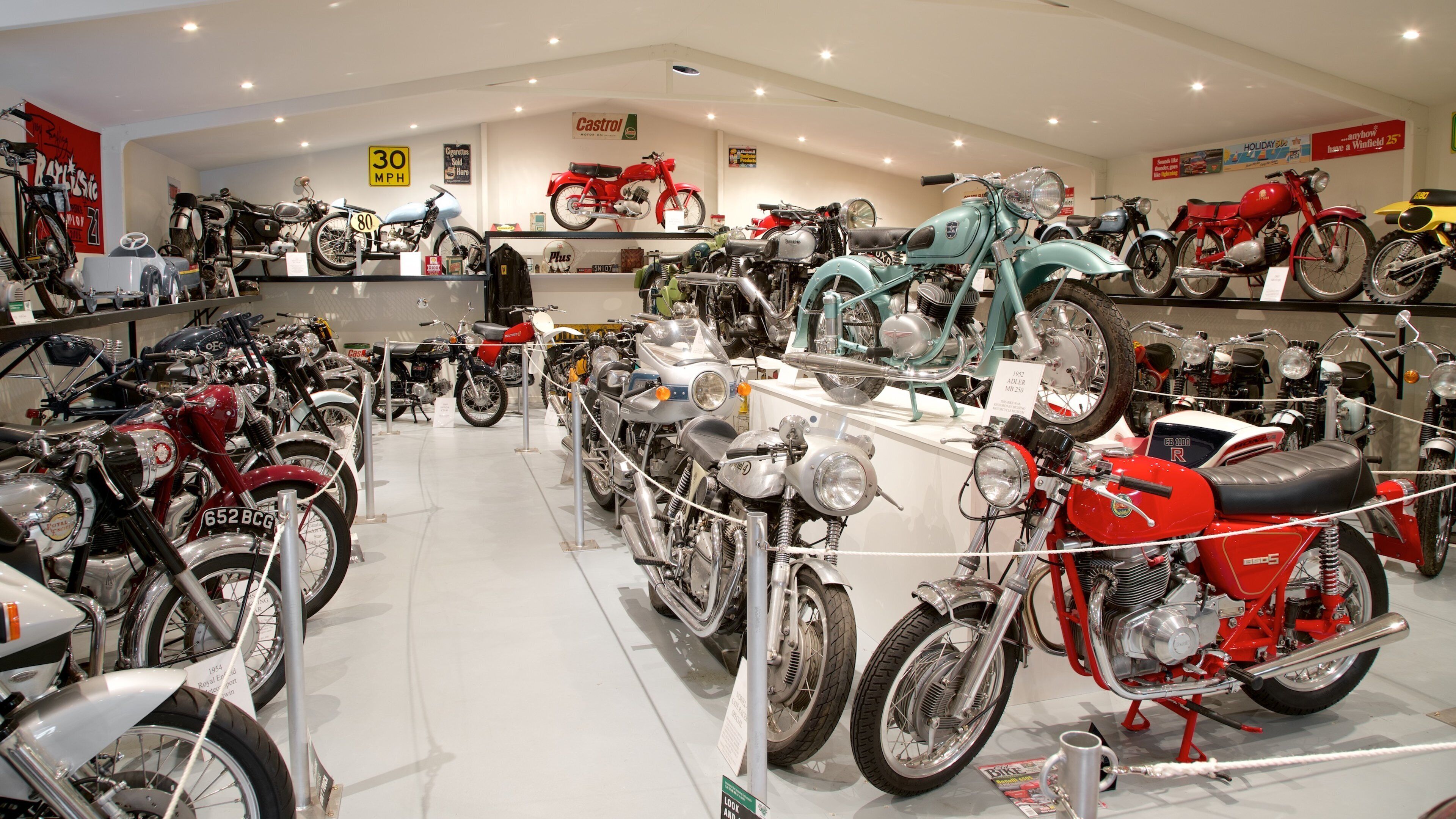 Bicheno\'s Motorcycle Museum & Restoration 呈现出 內部景觀 和 懷舊元素