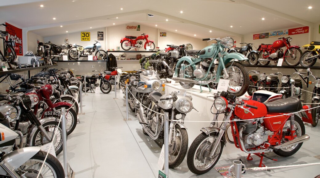 Bicheno\'s Motorcycle Museum & Restoration 呈现出 內部景觀 和 懷舊元素