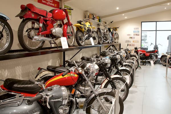 Bicheno\'s Motorcycle Museum & Restoration welches beinhaltet Innenansichten und Geschichtliches