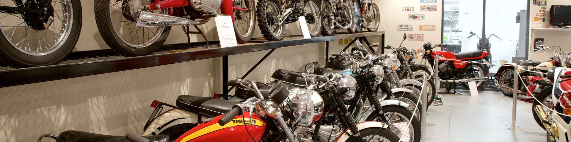 Bicheno\'s Motorcycle Museum & Restoration 呈现出 內部景觀 和 懷舊元素