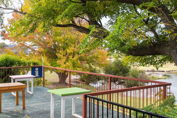 Stanthorpe Visitor Information Centre showing a garden and views