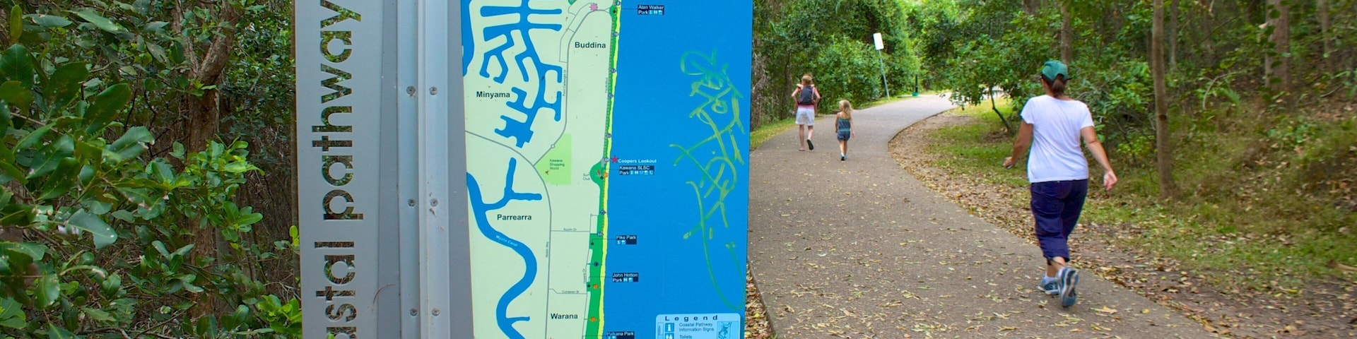 Mooloolaba mostrando un jardín, senderismo o caminata y señalización