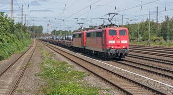 DBC 151 049-151 040 rijdt met staaltrein van Oberhausen West naar Andernach in Düsseldorf Rath de zon tegemoet.