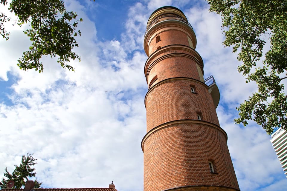 Una torre de ladrillo con varios balcones y un reloj.