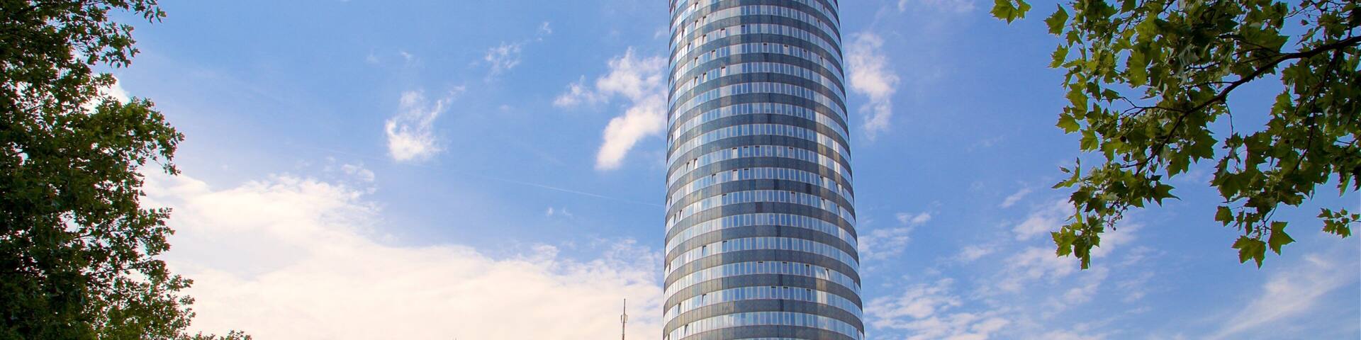 Jen-Tower showing a skyscraper and a city