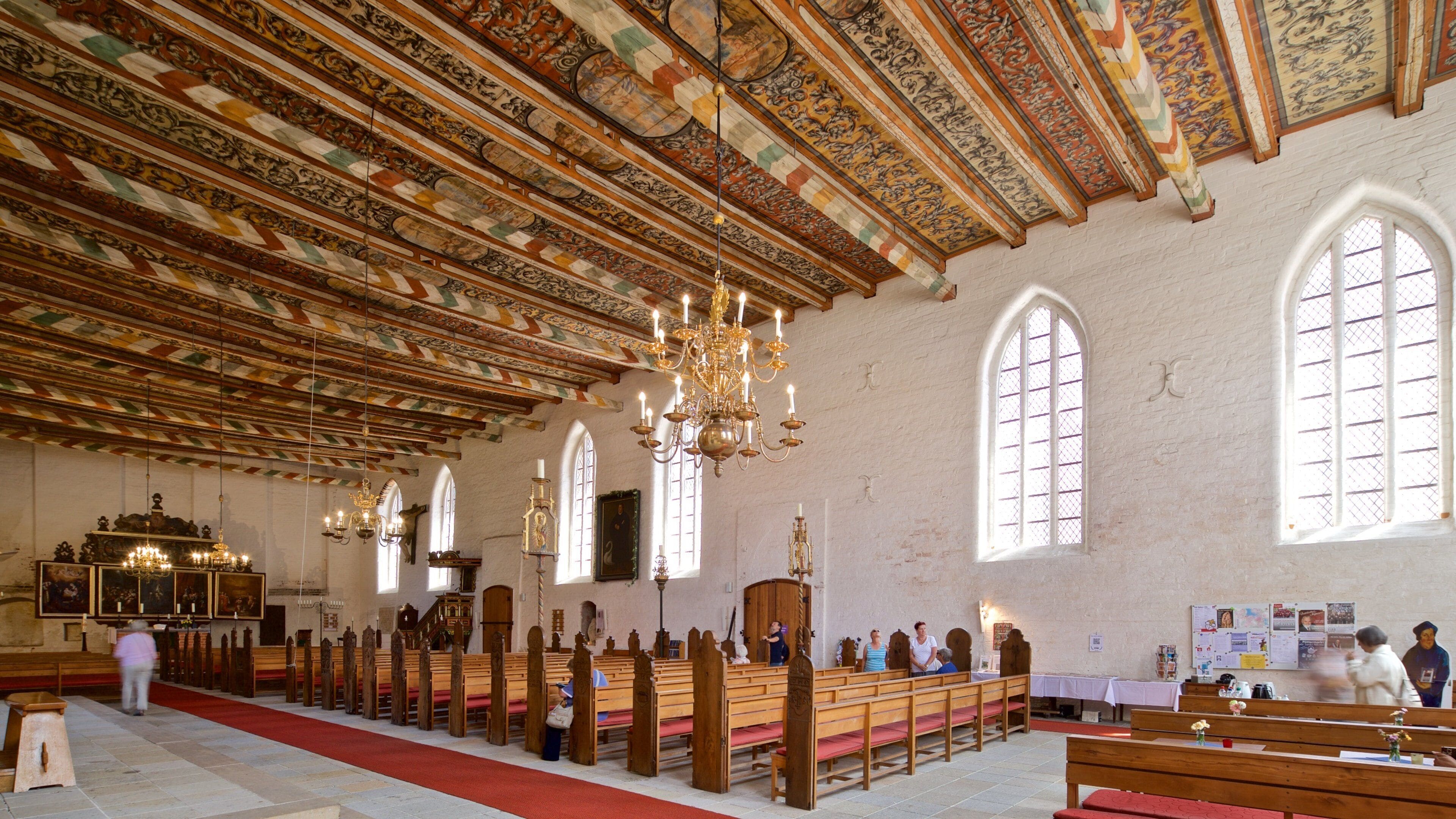 Iglesia del Espíritu Santo ofreciendo vistas de interior, elementos patrimoniales y una iglesia o catedral