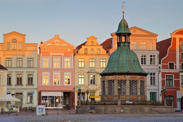 Fontana Wasserkunst che include oggetti d\'epoca, tramonto e città