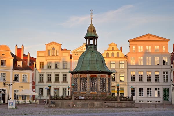 Fuente de agua Wasserkunst mostrando una ciudad, elementos patrimoniales y un atardecer