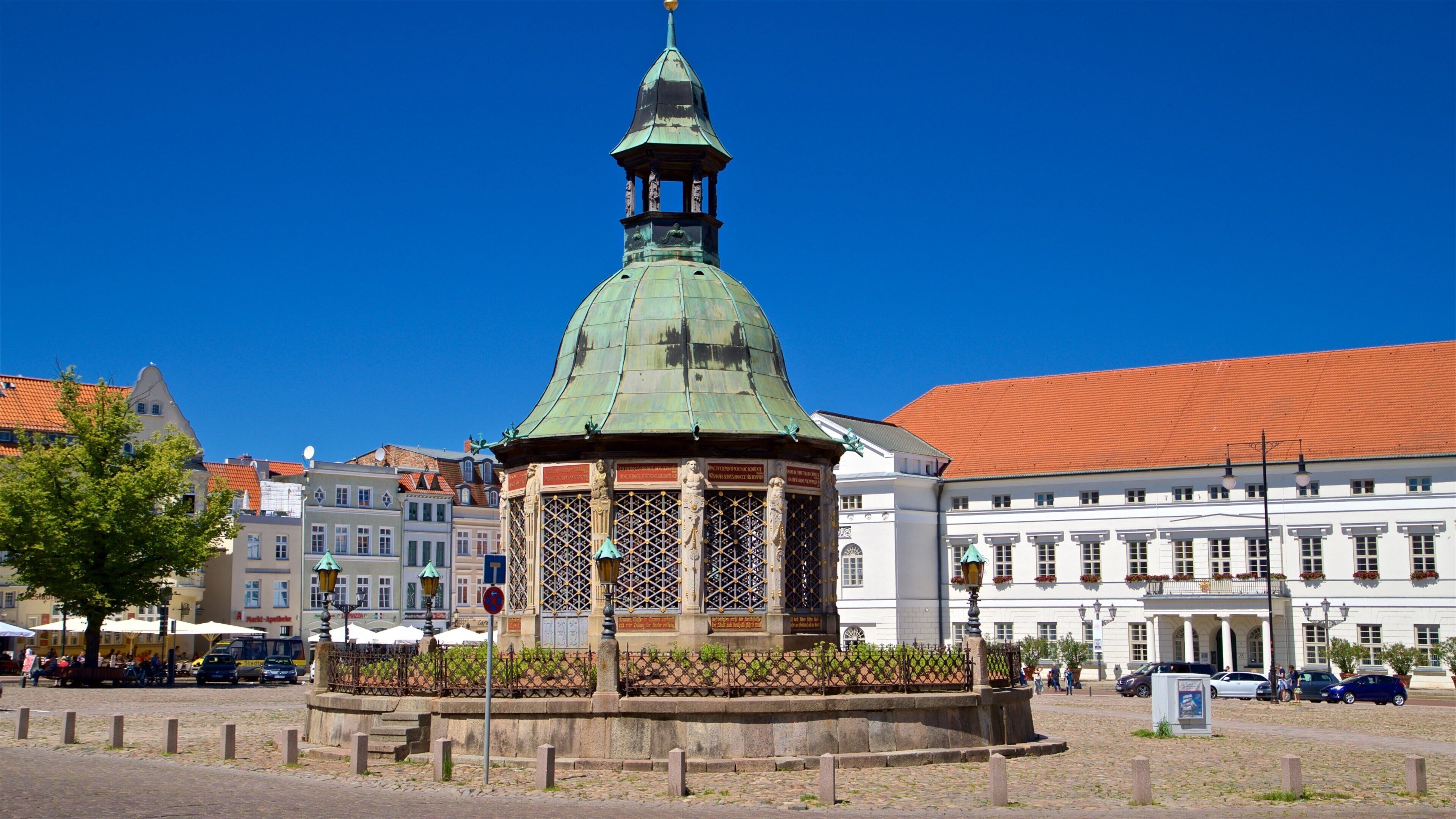 Wasserkunst showing heritage elements and a city
