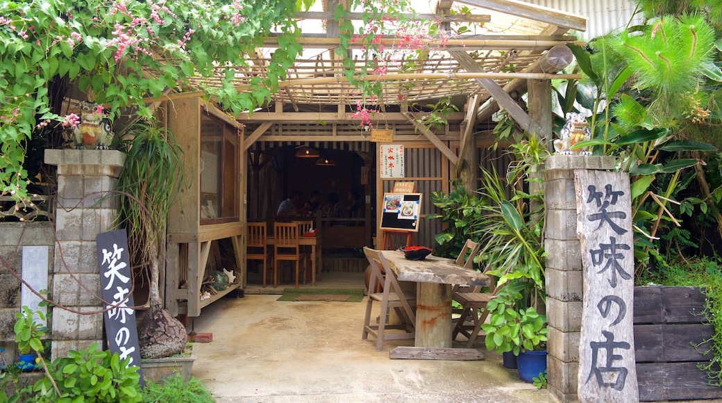 Okinawa mettant en vedette signalisation et pause café