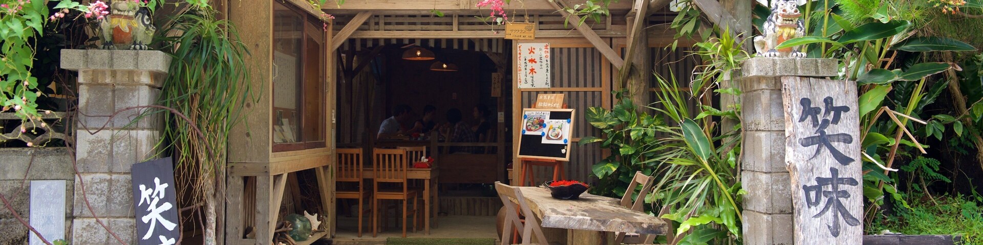 Okinawa que inclui estilo de vida de cafeteria e sinalização