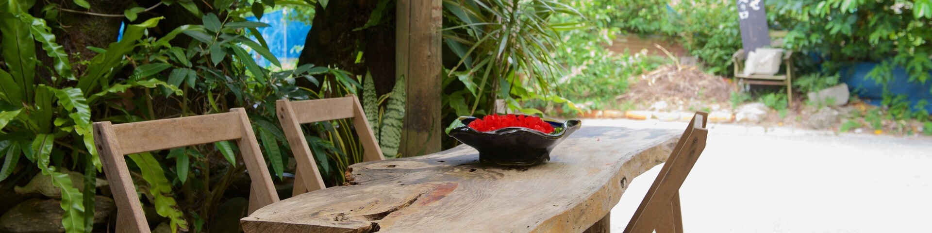 Okinawa showing café lifestyle and a small town or village