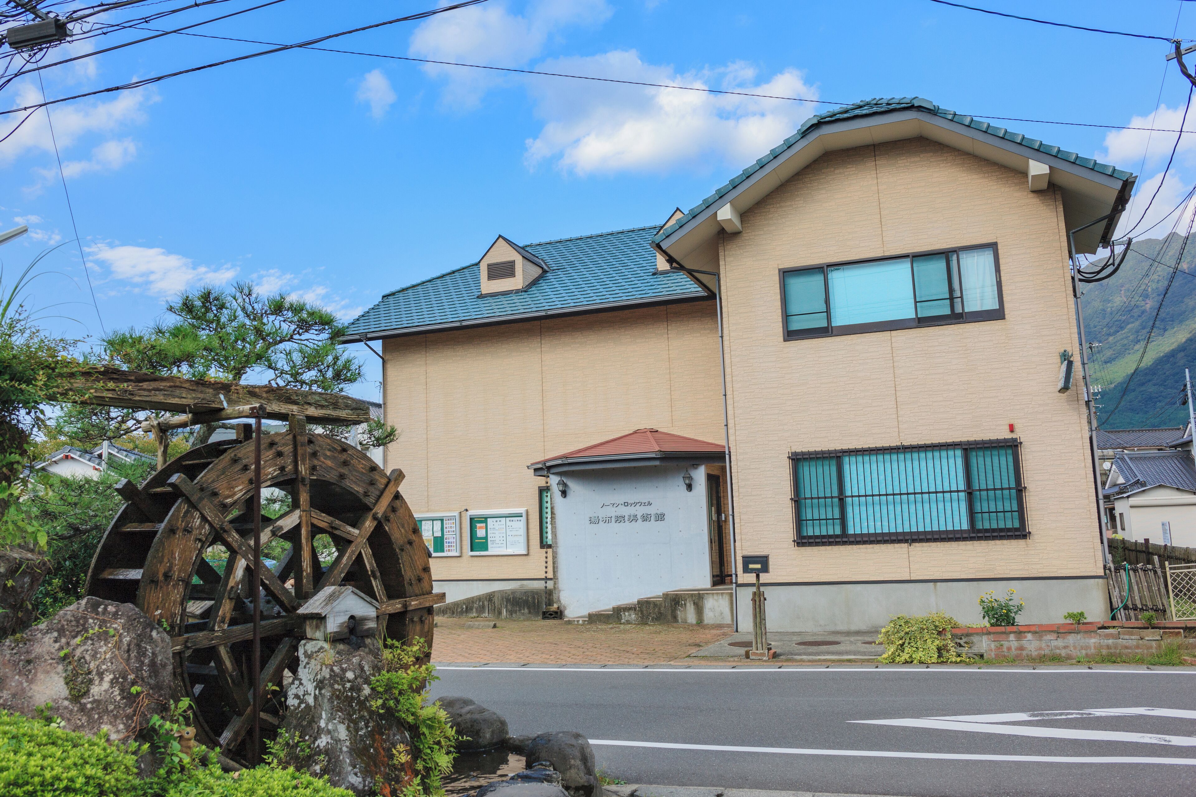 Yufuin_NormanRockwellYufuinMuseum_553248621562272049_01