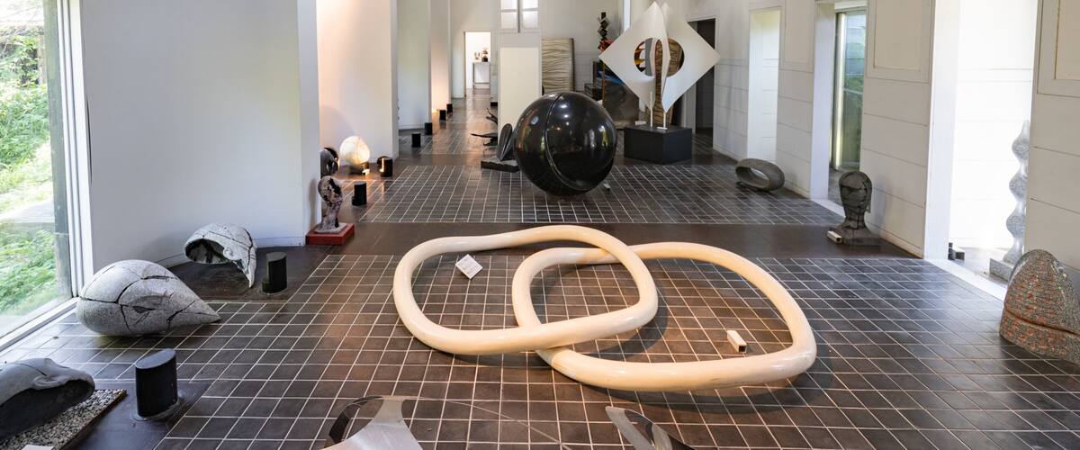 Sueda Art Gallery featuring art and interior views