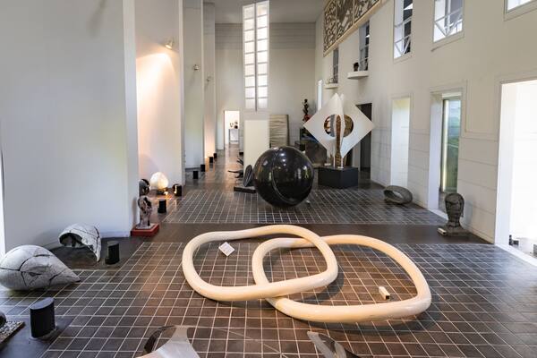 Sueda Art Gallery featuring art and interior views