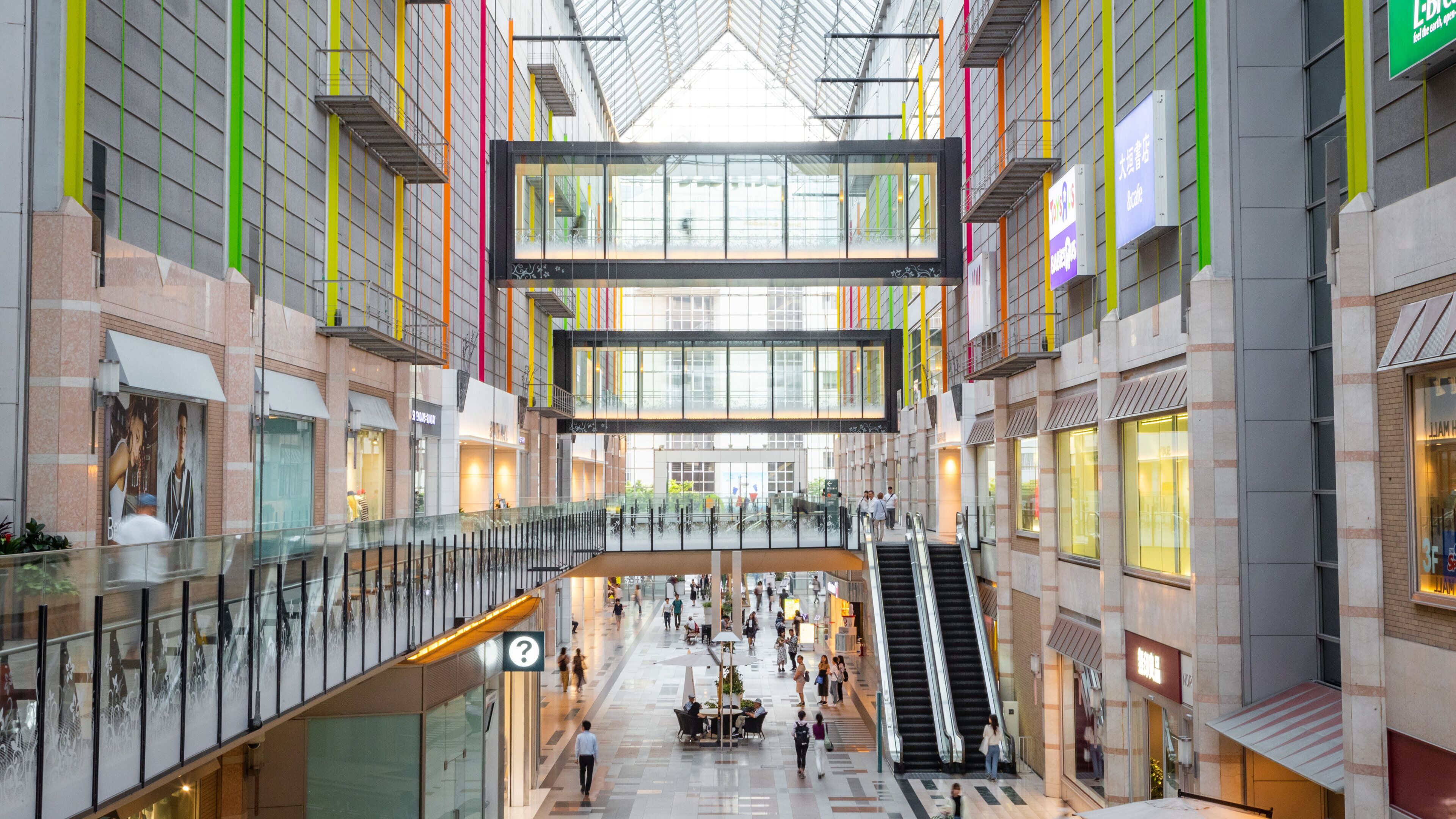 Kobe Harborland showing interior views and shopping