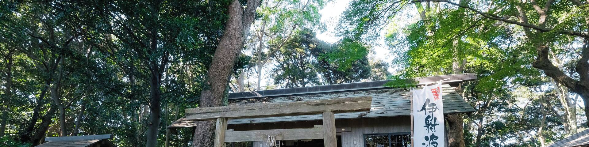 Una estructura japonesa tradicional rodeada de árboles.