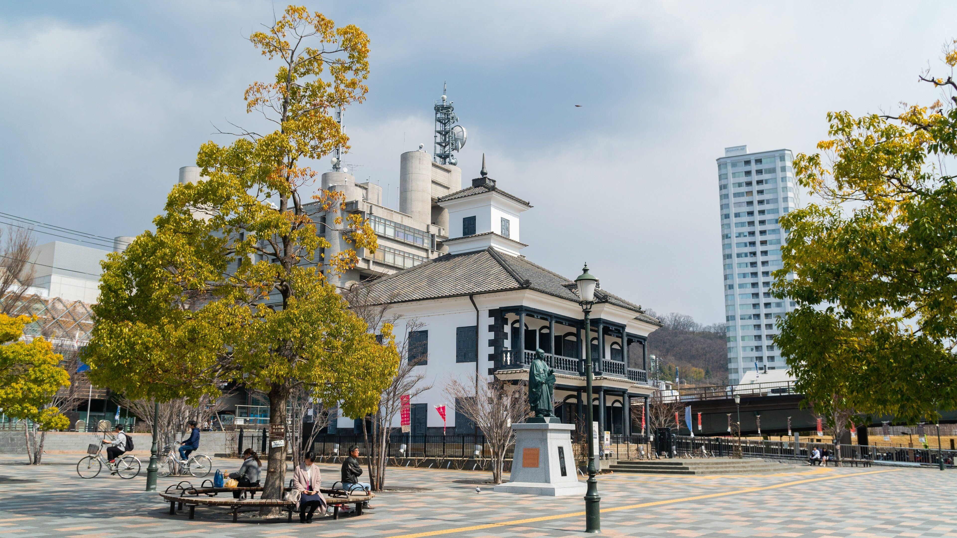 Kofu Fujimura Memorial which includes a square or plaza and an administrative buidling as well as a small group of people