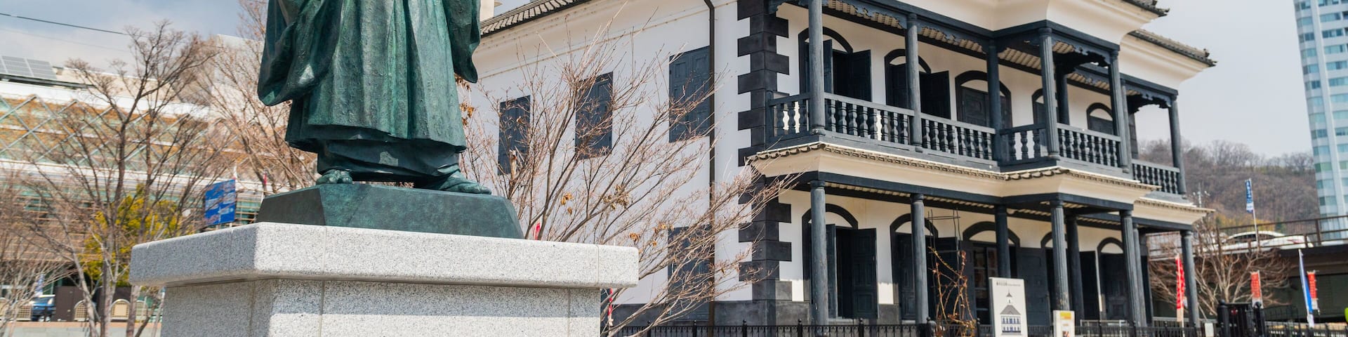 Kofu Fujimura Memorial featuring a statue or sculpture and an administrative buidling