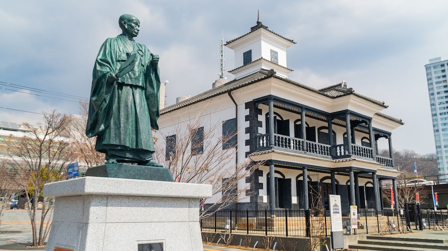 Kofu Fujimura Memorial featuring a statue or sculpture and an administrative buidling