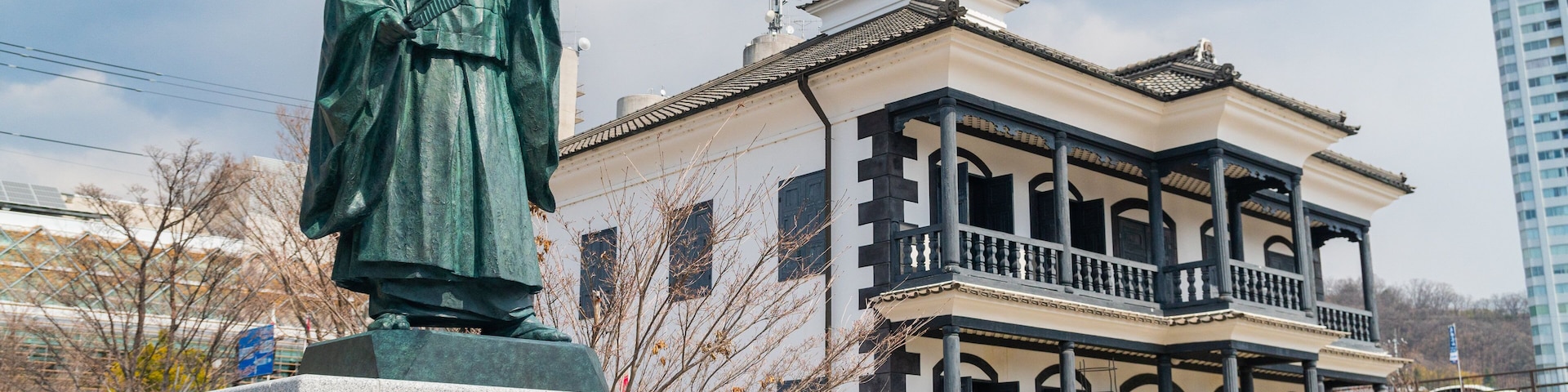 Kofu Fujimura Memorial featuring a statue or sculpture and an administrative buidling