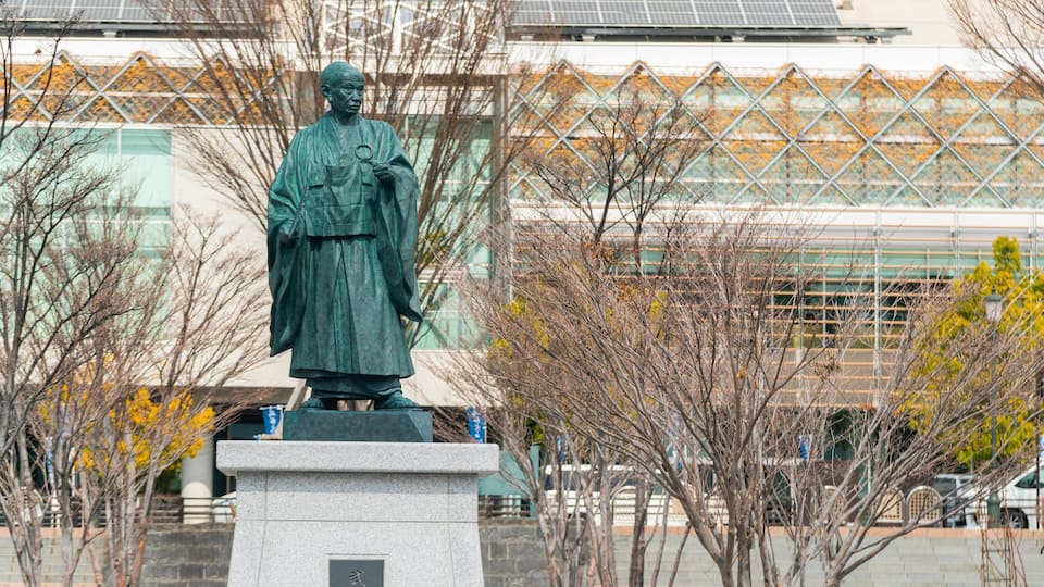 Kofu Fujimura Memorial showing a statue or sculpture