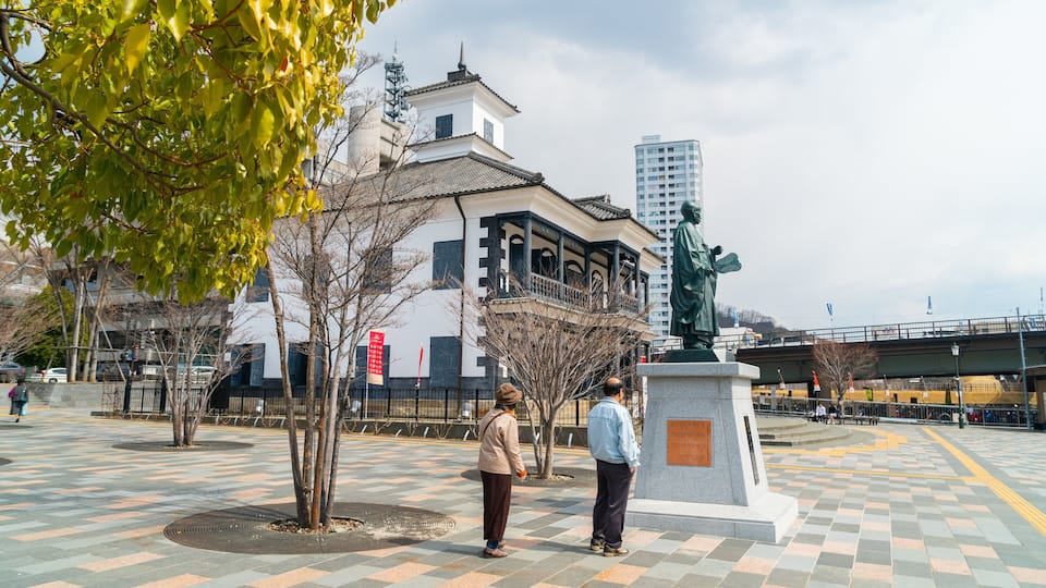 Kofu Fujimura Memorial showing street scenes, an administrative buidling and a statue or sculpture