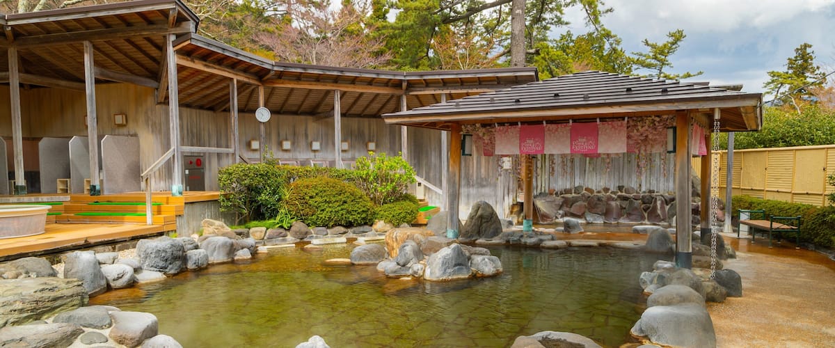 Hakone Kowakien Yunessun showing a pond