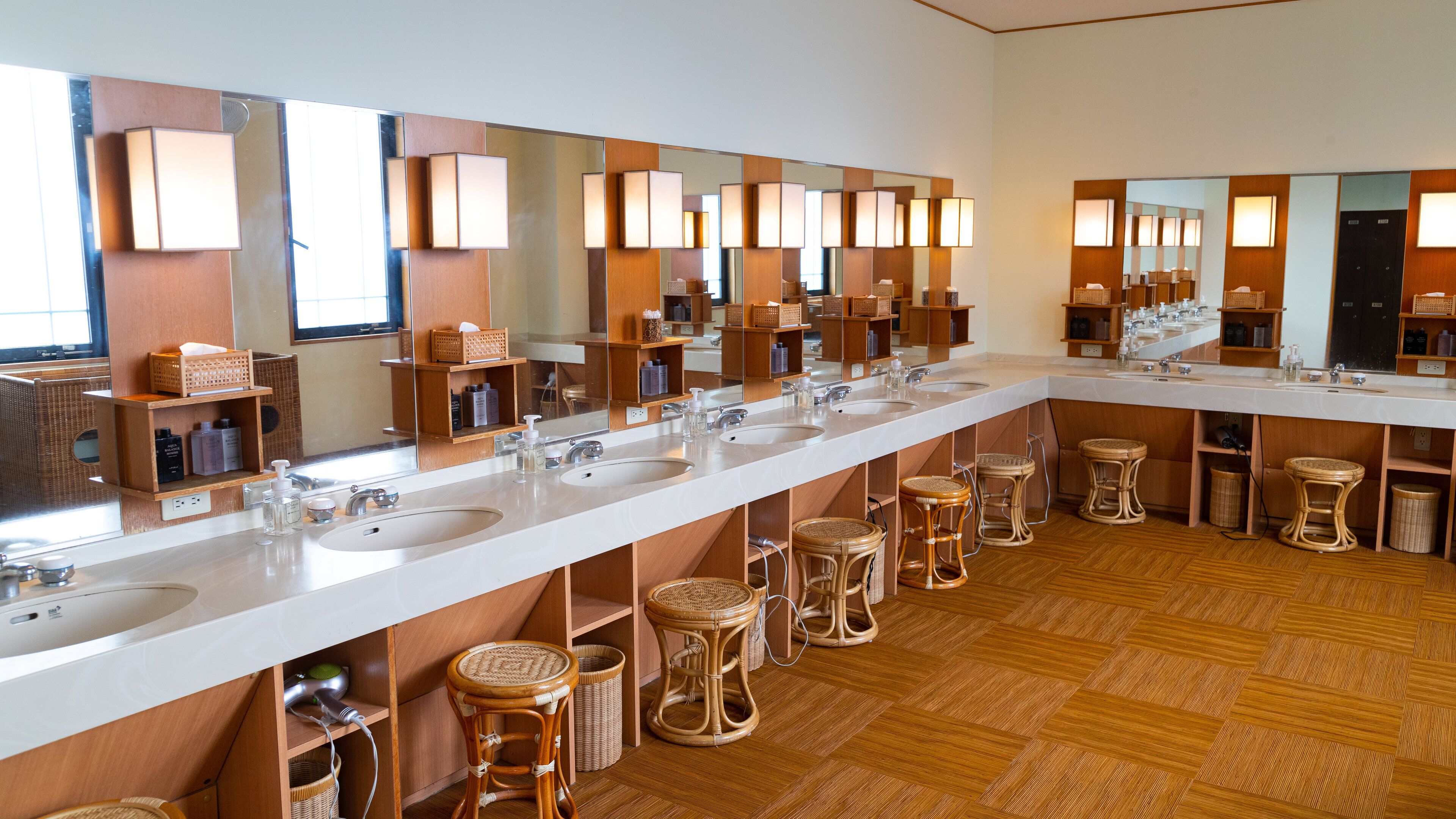 Hakone Kowakien Yunessun featuring interior views