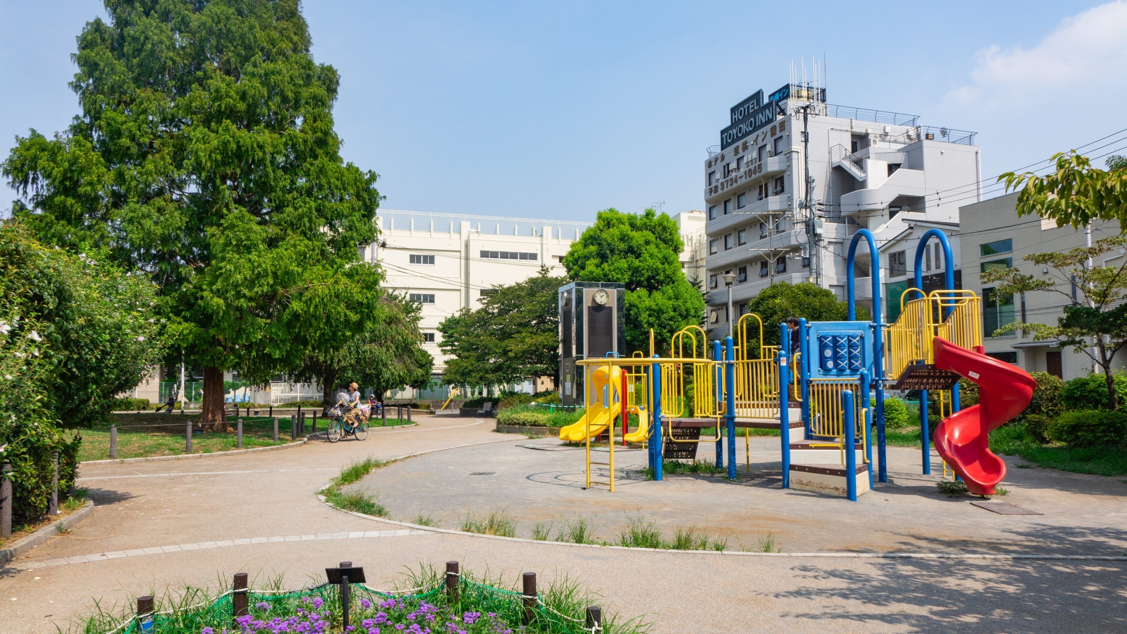 Nishikamata Park which includes a playground