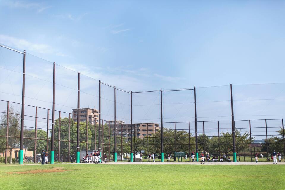 Un campo de béisbol con jugadores y espectadores.