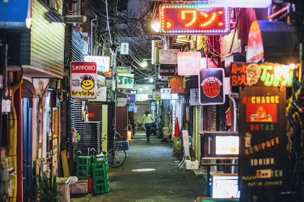 Night life in Golden Gai alley, Shinjuku, Tokyo, Japan