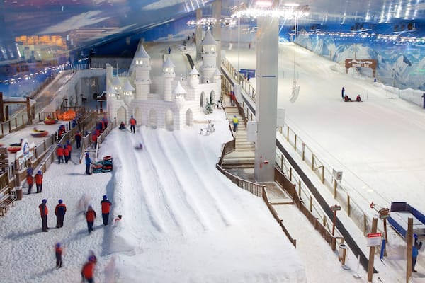 Gramado mettant en vedette vues intérieures et neige aussi bien que important groupe de personnes