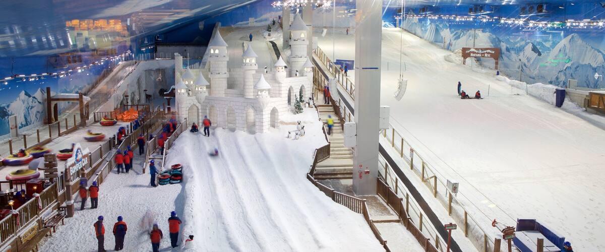 Gramado which includes interior views and snow as well as a large group of people